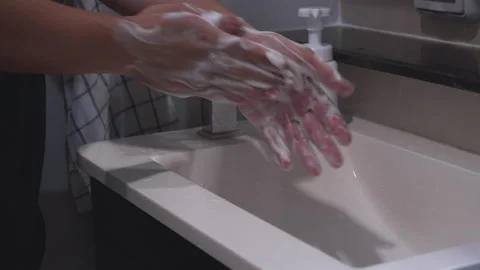 Man washes hands, washes with soap, protects hands from coronavirus Vidéo 187490236