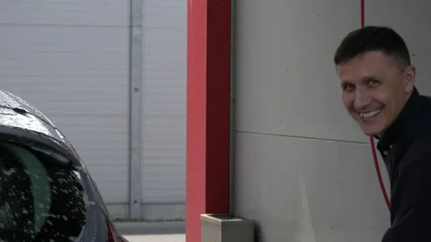 The man washes his car Vídeo Stock 249054133