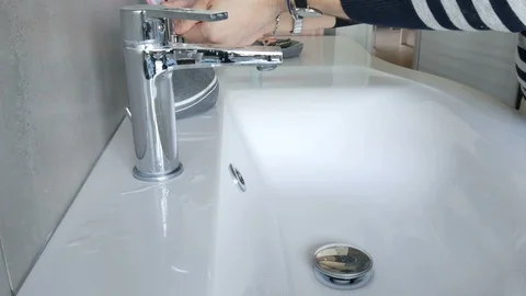 A Man Washes His Hands 库存影片 129784842