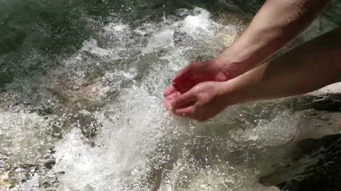 A man washes his hands with a mountain river close-up. Vídeos de archivo 161108127