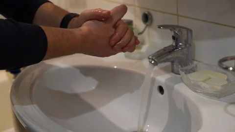 A man washes his hands with soap Vidéo 122103797