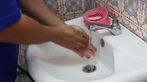 A man washes his hands with soap in the bathroom.Personal hygiene. Pandemic o Vidéo 141017743