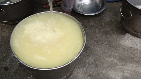 Man-washes-rice-in-India Video stock 93378731
