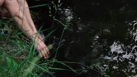 A man washes in the river Vídeo Stock 133373970