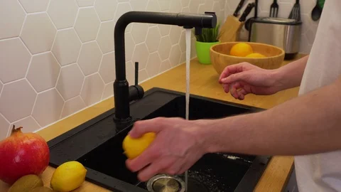 A man washes under running water lemons Vídeo Stock 129054473