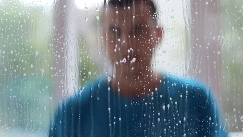 A man washes windows at home Vídeo Stock 78096593