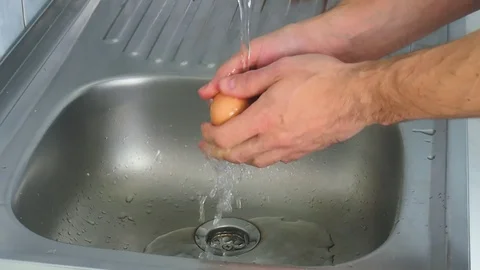 Man Washing Egg 库存影片 97739328