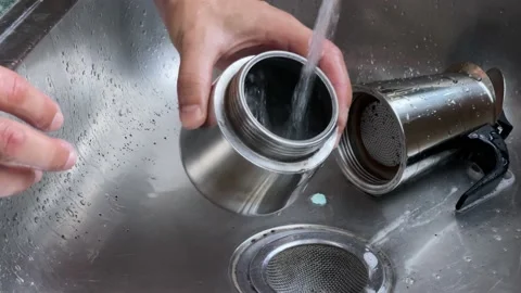 Man washing a geyser coffee maker. His hands close-up Vídeos de archivo 233474168
