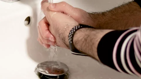 Man is washing hands in bathroom to remove dirt Vidéo 191044798