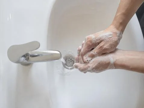 Man washing hands Фото