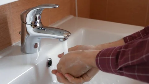 Man washing hands under tap water Vidéo 76496809