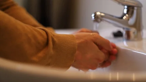 Man washing his hands to avoid contagion covid-19 Vídeos de archivo 128984933
