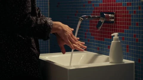Man washing his hands 库存影片 139823015