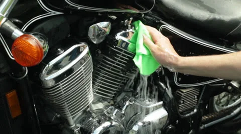Man washing motorcycle cu of engine Vídeos de archivo 24636388