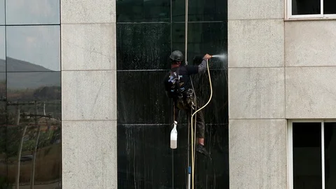 Man Washing Windows Vídeo Stock 117129747