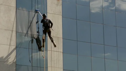 Man Washing Windows Vídeo Stock 117130170