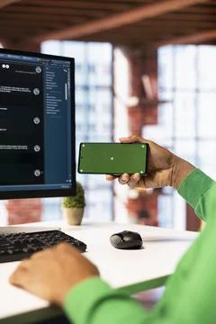 Man watches tutorial on mockup phone to learn how to talk with LLM assistants Foto stock