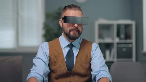 A man is watching holographic screens. Foto stock