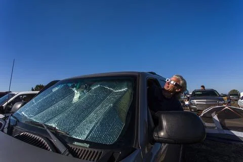 Man watching solar eclipse from car, August 8, 2017, Maupin, Oregon, USA Foto stock