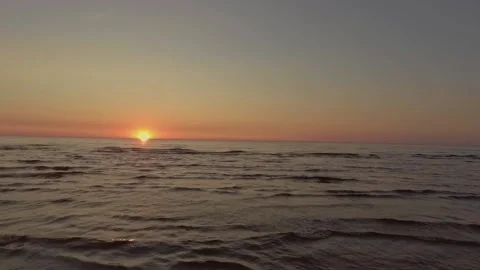 Man watching sunset at beach. Vídeo Stock 203880480