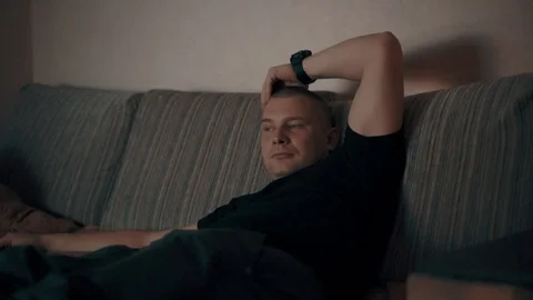 Man watching tv on the couch Vídeo Stock 100558540
