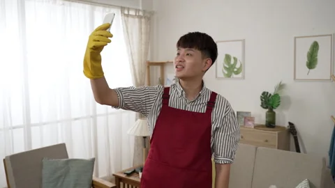 Man wearing apron and rubber gloves Stock-Footage 247745009