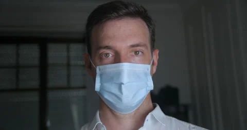 Man wearing mask smiling in slowmotion Stockbeeldmateriaal 137924676