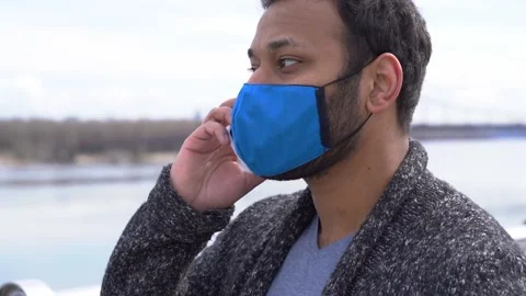 Man wearing protective face mask talking on mobile phone Stock-Footage 152108983