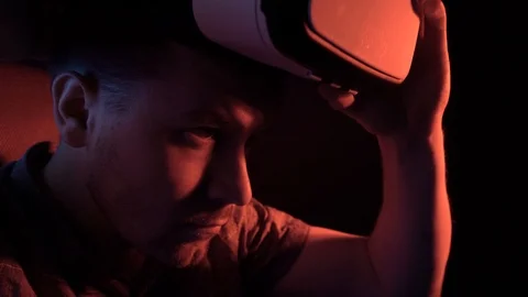 A man is wearing virtual reality glasses. Close-up. 4k video. 库存影片 115089637