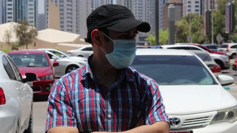 A man wears a mask at the time of the spread of corona and respiratory diseases 스톡 동영상 133520198