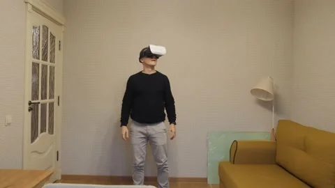 A man wears virtual reality glasses. Vídeo Stock 143839165