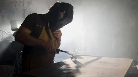 Man welder welding in his workshop 動画素材 93080865
