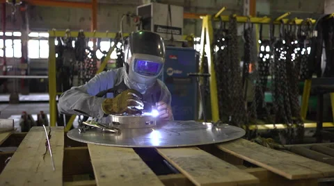 Man welding in a factory Stock Footage 58934169