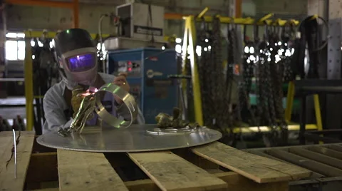 Man welding in a factory Stock Footage 58934320