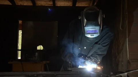 Man welding metal Stock Footage 114995735