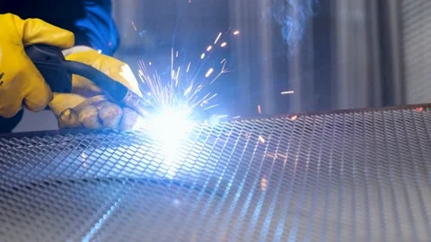The Man is Welding Metal 動画素材 199427336