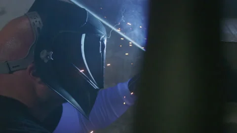 Man Welding In Slow Motion Vidéo 137214586