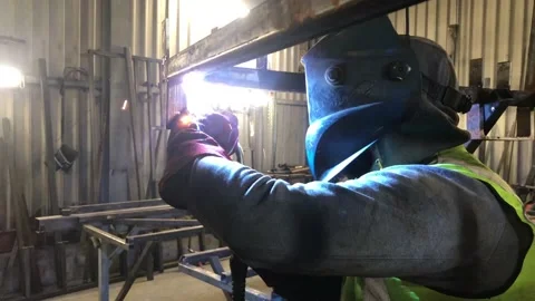 Man welding steel 스톡 동영상 168713367