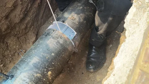 A man is welding a thick iron pipe. Stock Footage 323380647