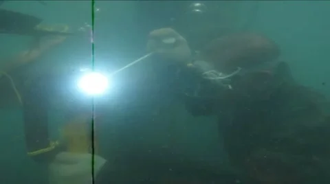 The man welding underwater Stock Footage 65263067