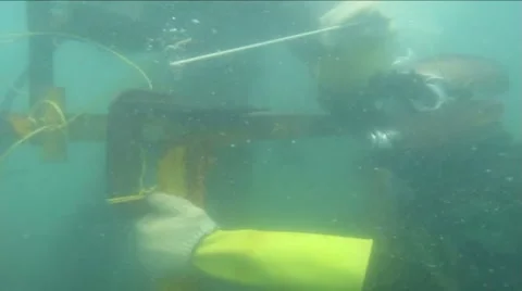 The man welding underwater Stock Footage 65263073