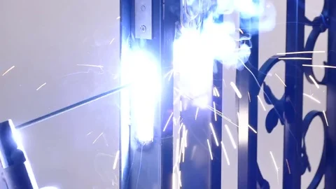 A man welds a lock in a wrought-iron gate Vídeo Stock 73856433