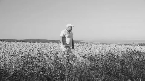 A man in a white cap with a Soviet red star on it hides and runs out of the Vídeos de archivo 158002078