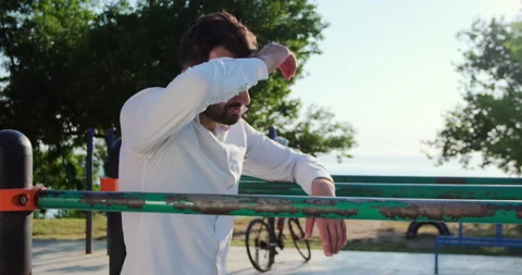 A man in a white shirt stands between parallel bars Stockbeeldmateriaal 145977878