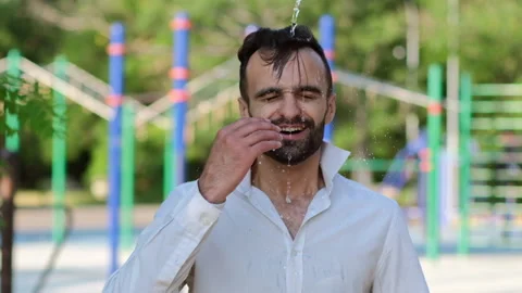 A man in a white shirt, on whose head the water 動画素材 145888012