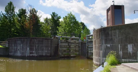 Man In White Speedboat Passing Through Ottawa Locks Vidéo 63235219