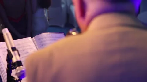 The man in the white suit playing the saxophone at the party Vidéo 52814169