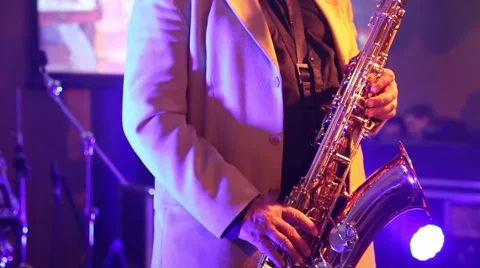 The man in the white suit playing the saxophone at the party Vídeos de archivo 52814793