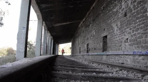 Man who makes a Equilibrium rails give up and walks over sleepers, barefoot Vídeo Stock 59841703