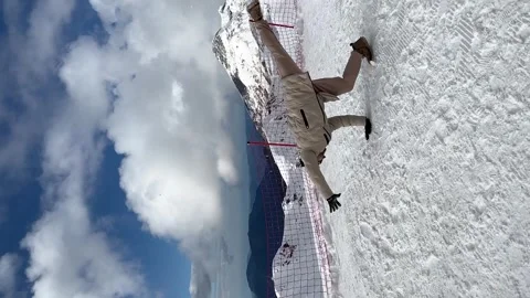 Man in winter clothes doing cartwheels Vidéo 254647801